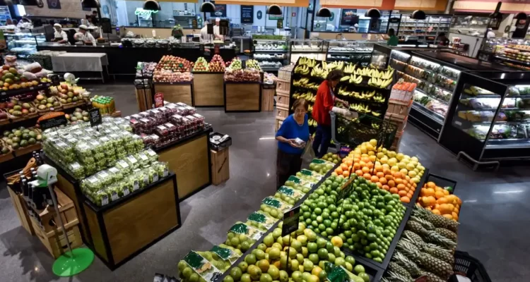 Atacarejos e supermercados diminuem estoques de olho na deflação