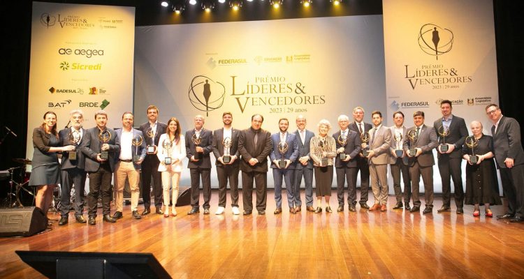 Federasul e Assembleia Legislativa agraciam Líderes & Vencedores com Troféu Magis
